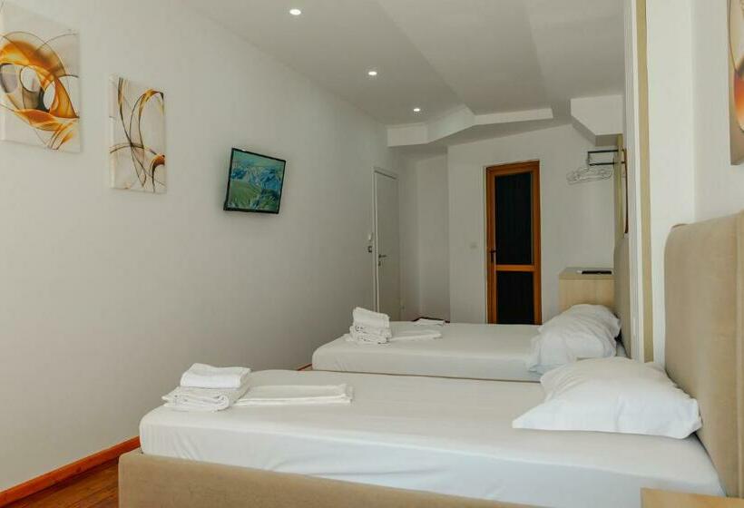 エコノミートリプルルーム, Summer