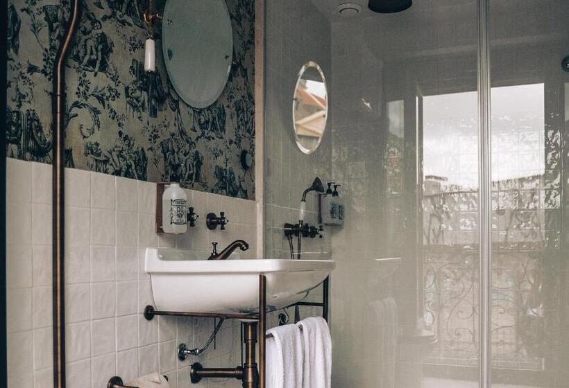 اتاق لوکس سه تخته, Pensão Amor Madam S Lodge