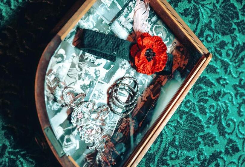 اتاق لوکس سه تخته, Pensão Amor Madam S Lodge