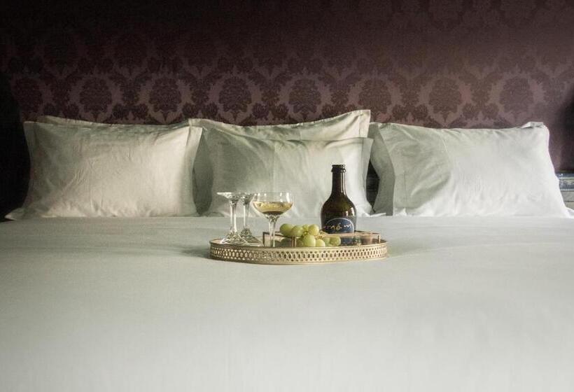 اتاق لوکس سه تخته, Pensão Amor Madam S Lodge