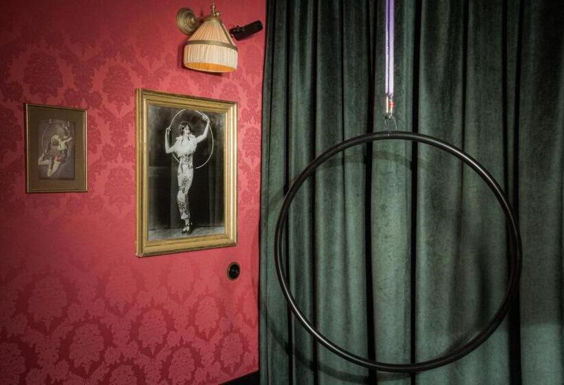 اتاق لوکس سه تخته, Pensão Amor Madam S Lodge