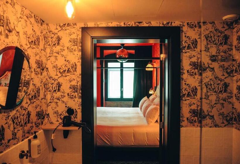 اتاق لوکس سه تخته, Pensão Amor Madam S Lodge