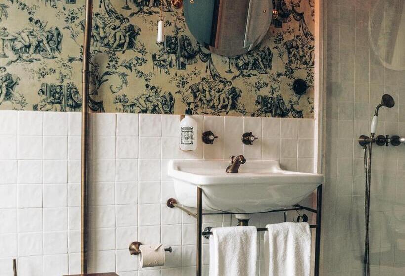 اتاق استاندارد با تخت بزرگ, Pensão Amor Madam S Lodge