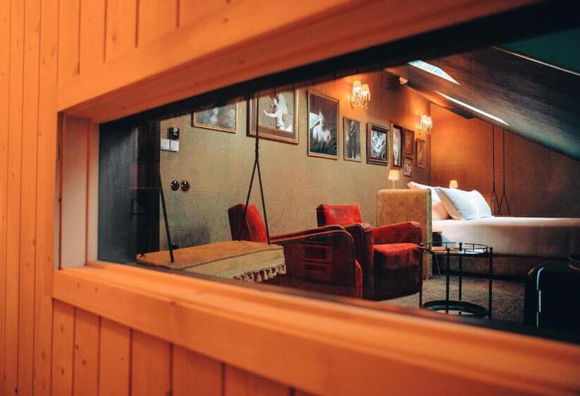 استودیوی استاندارد, Pensão Amor Madam S Lodge