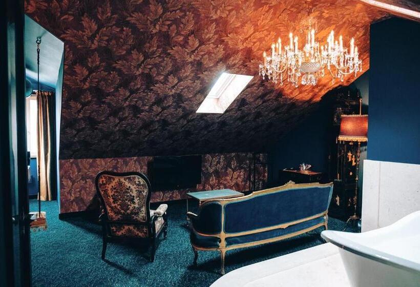 استودیوی استاندارد, Pensão Amor Madam S Lodge