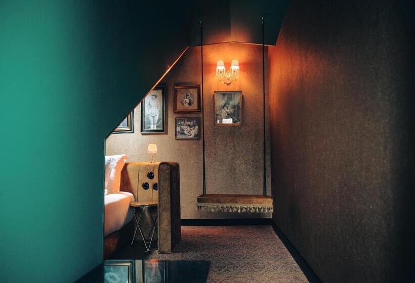 استودیوی استاندارد, Pensão Amor Madam S Lodge