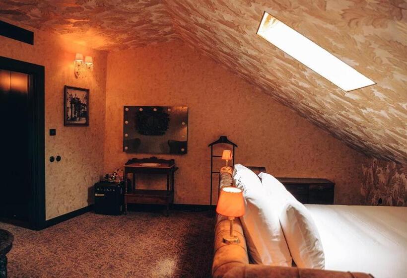 استودیوی استاندارد, Pensão Amor Madam S Lodge