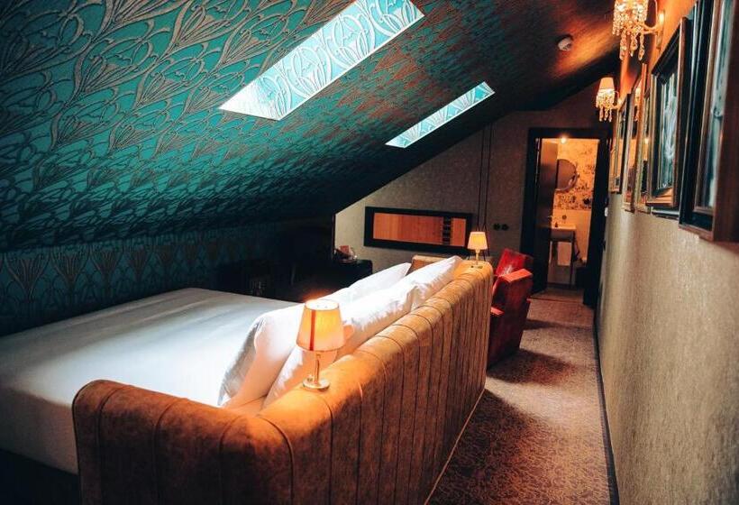 استودیوی استاندارد, Pensão Amor Madam S Lodge