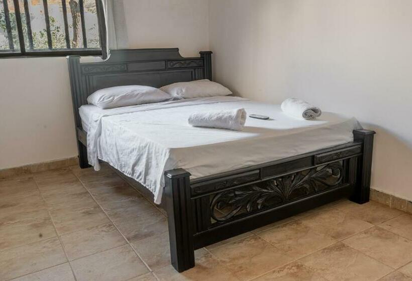 이코노미 룸, Casa Toboro