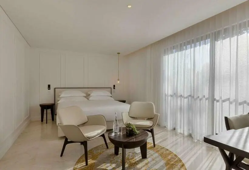 Deluxe Room King Size Bed
