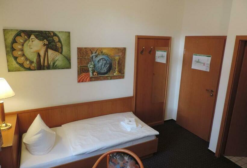 غرفة قياسية فردية, Carl Von Clausewitz