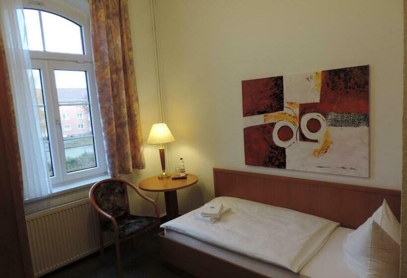 غرفة قياسية فردية, Carl Von Clausewitz