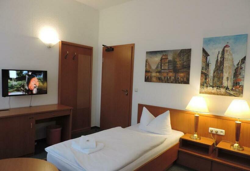 غرفة قياسية, Carl Von Clausewitz