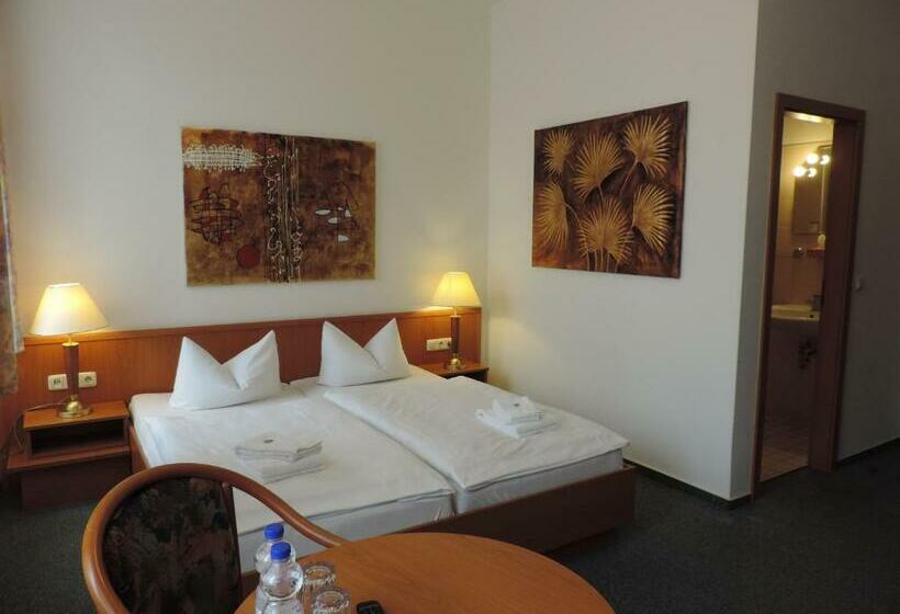 غرفة قياسية, Carl Von Clausewitz