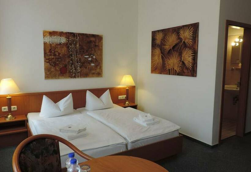 غرفة قياسية, Carl Von Clausewitz