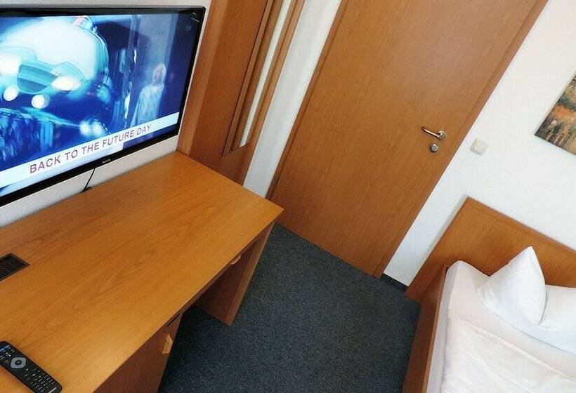 غرفة قياسية, Carl Von Clausewitz