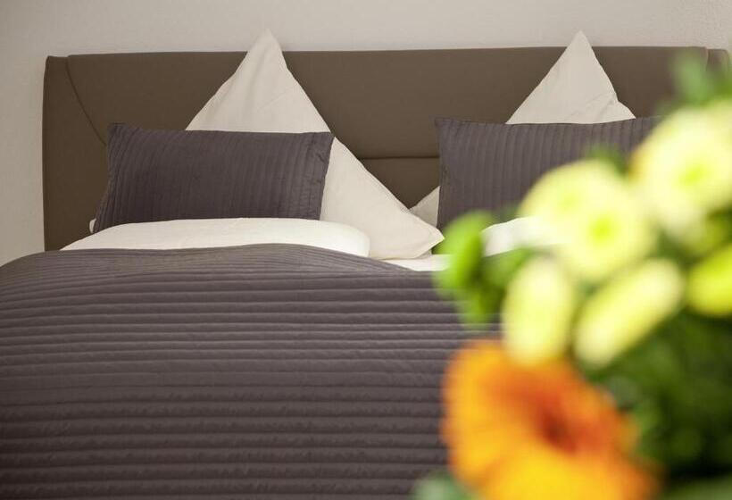 חדר קומפורט לשלושה, Central City