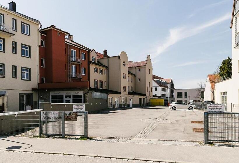 חדר סופריור לשלושה, Central City