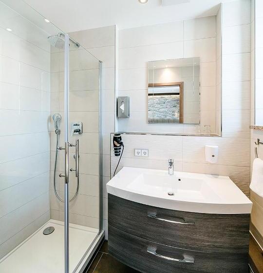 חדר סופריור לשלושה, Central City