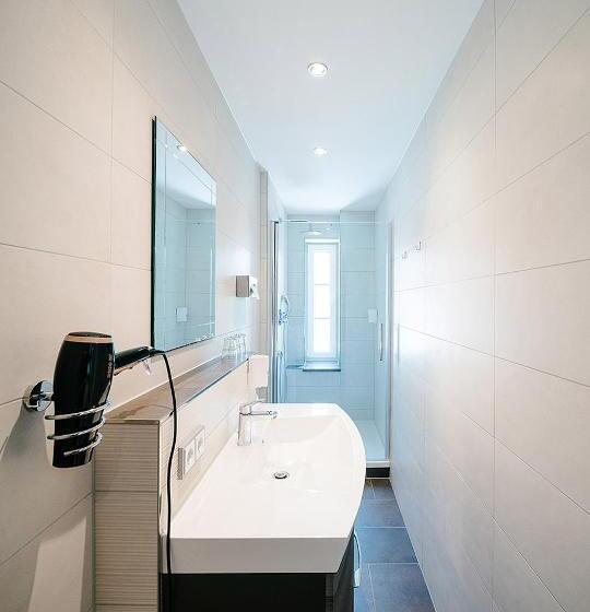 חדר סופריור לשלושה, Central City