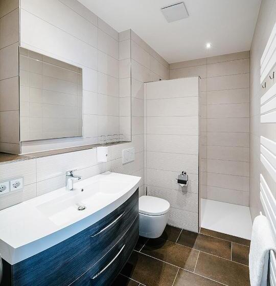 חדר קלאסי לשלושה, Central City