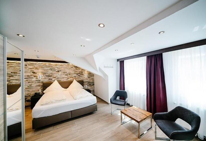 חדר קלאסי לשלושה, Central City