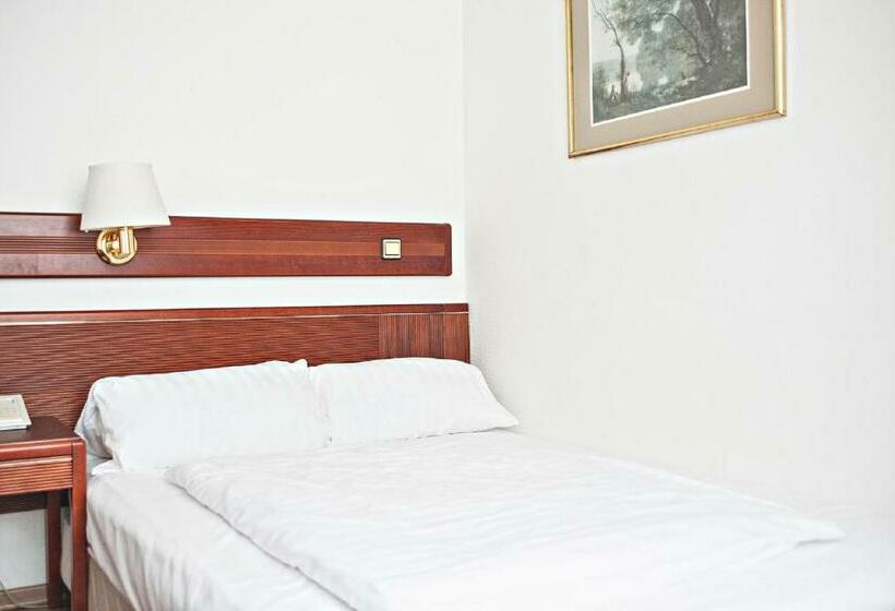 标准单人间, Ravel International