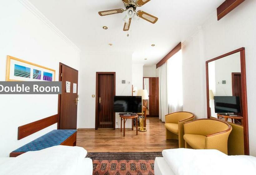 标准间, Ravel International