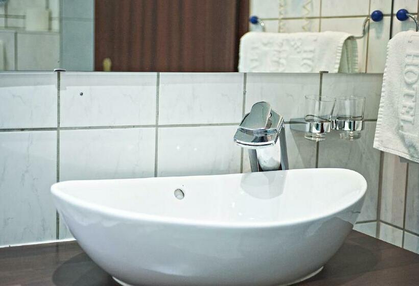 标准单人间, Ravel International