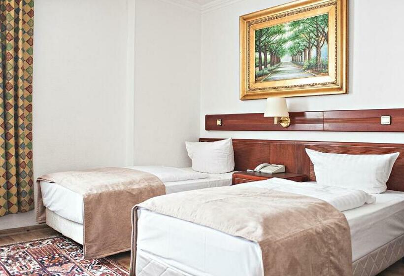 标准间, Ravel International