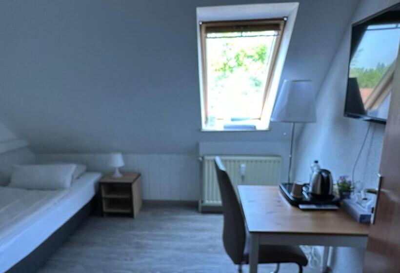 غرفة قياسية فردية حمام مشترك, Rennekamp