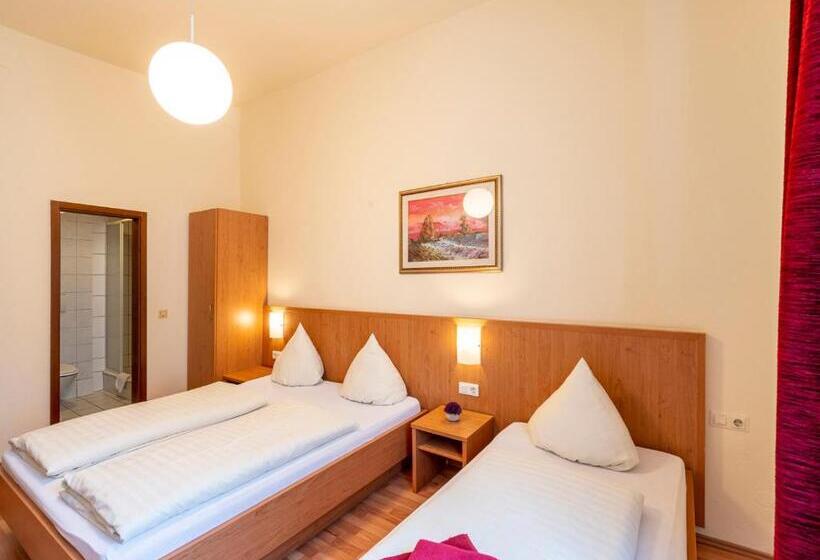 חדר סטנדרט לשלושה, Restaurant Schwert