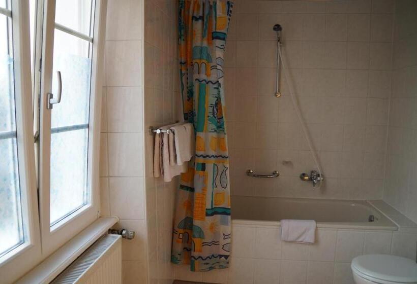 חדר משפחתי, Restaurant Schwert