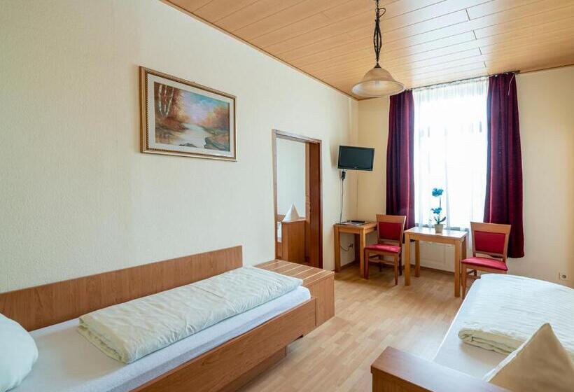 חדר משפחתי, Restaurant Schwert