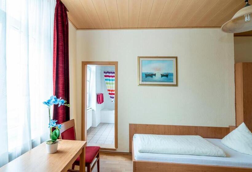 חדר משפחתי, Restaurant Schwert