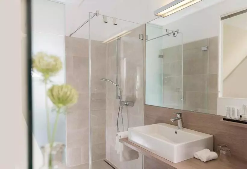 Deluxe Room, Schmucke Witwe
