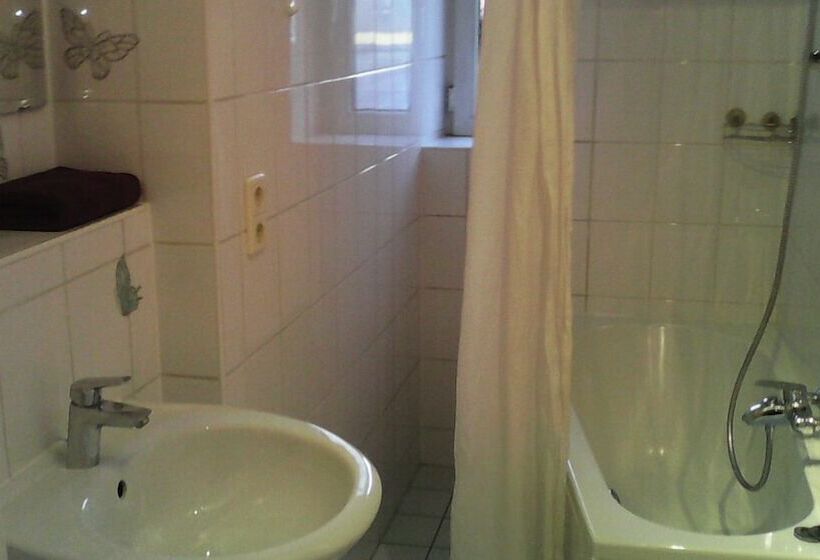 스탠다드 룸, Zur Sportsbar