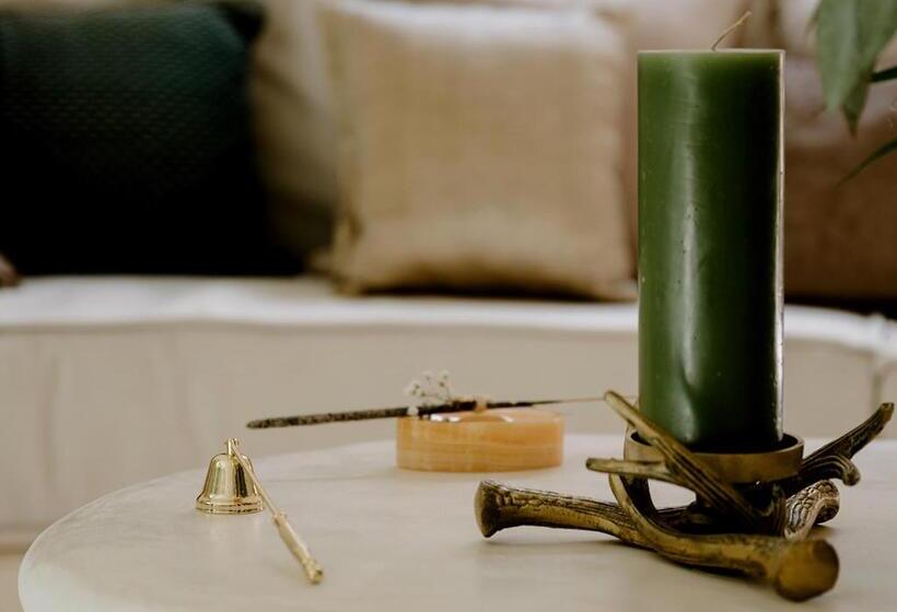 اتاق سوپریور با تخت بزرگ, Milam