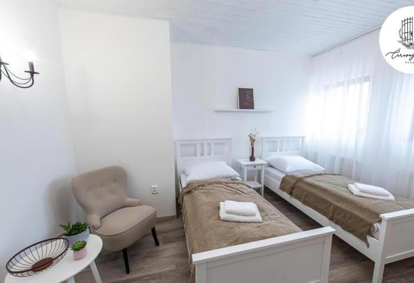 Апартаменты 2 Спальни, Penzión čarovný Dvor