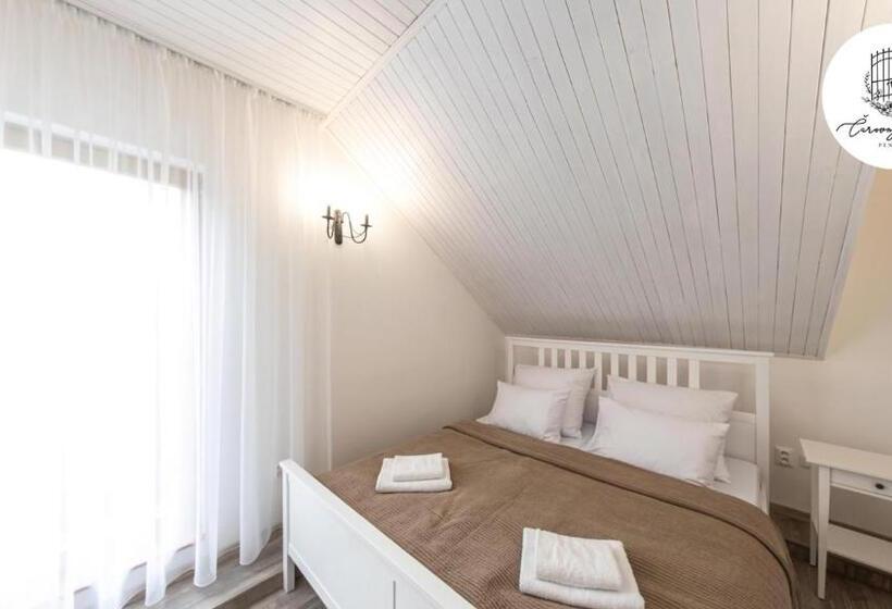 Апартаменты 2 Спальни, Penzión čarovný Dvor