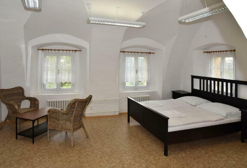 דירת שלושה חדרים, Zámek Castle Račice   Předzámčí Forecastle