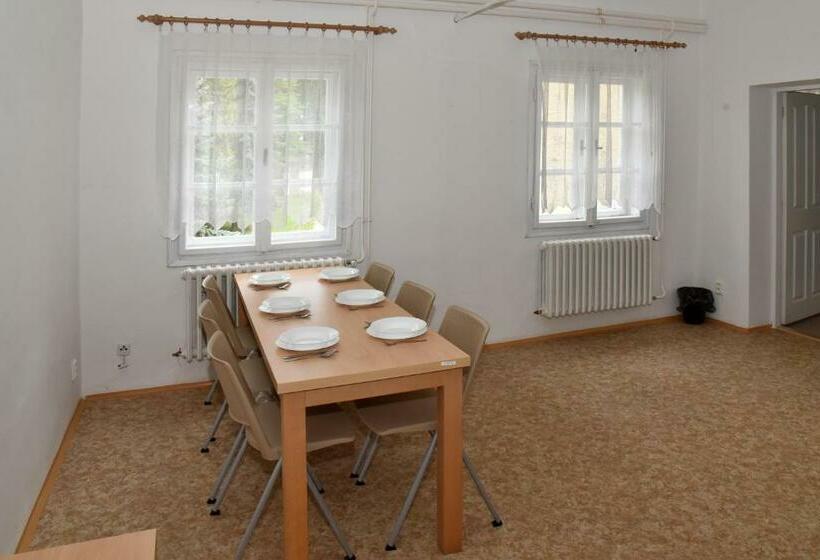 דירת שלושה חדרים, Zámek Castle Račice   Předzámčí Forecastle