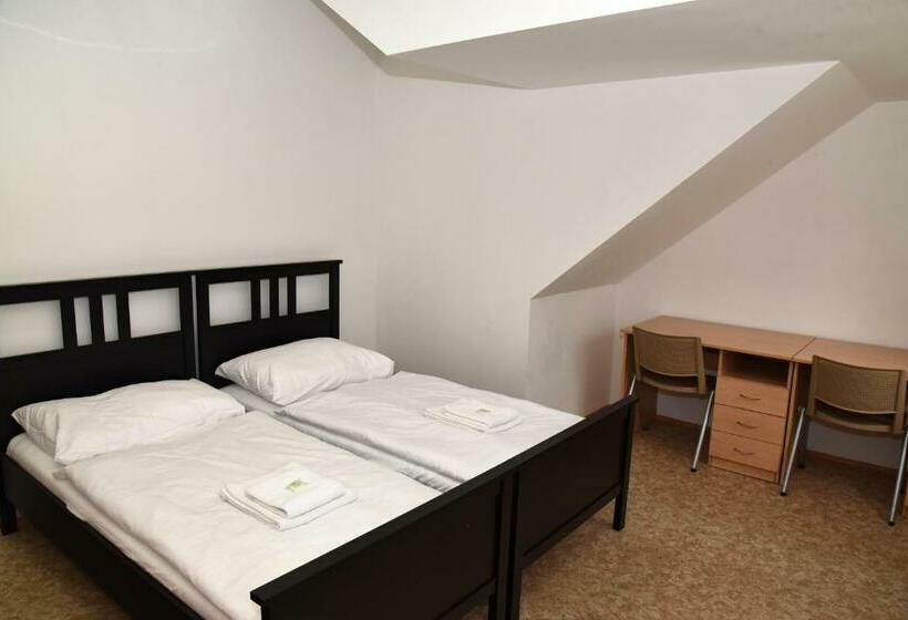 דירת שלושה חדרים, Zámek Castle Račice   Předzámčí Forecastle