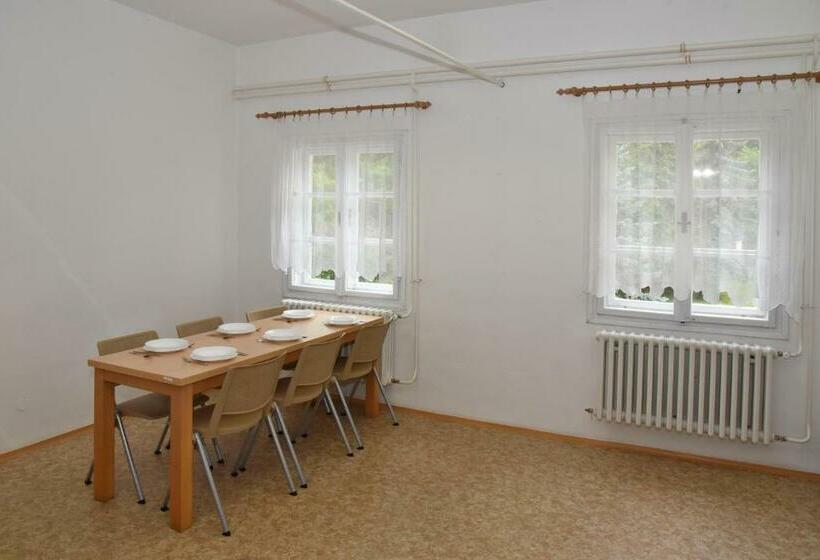 דירת שלושה חדרים, Zámek Castle Račice   Předzámčí Forecastle