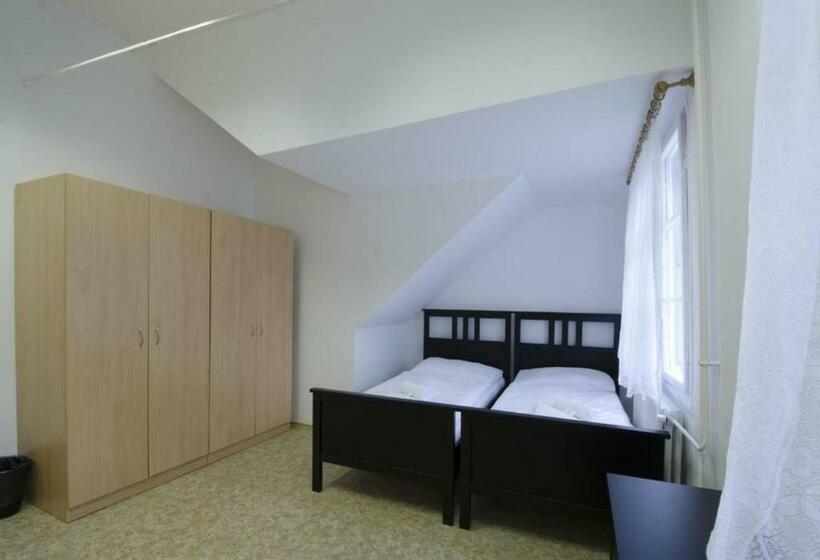 דירת שלושה חדרים, Zámek Castle Račice   Předzámčí Forecastle