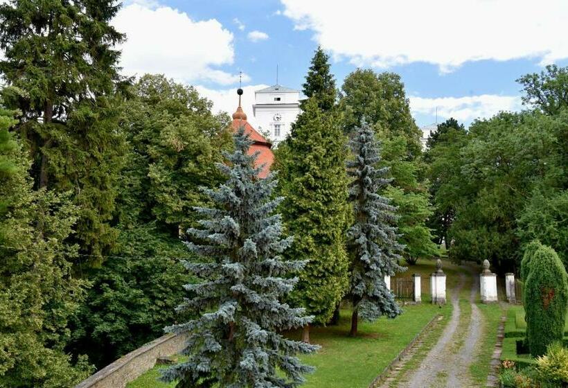 דירת שלושה חדרים, Zámek Castle Račice   Předzámčí Forecastle
