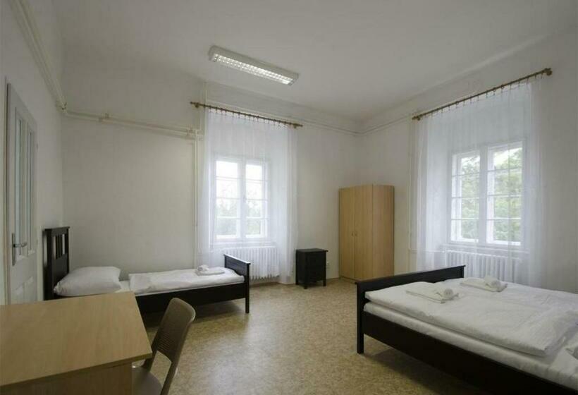 דירת שלושה חדרים, Zámek Castle Račice   Předzámčí Forecastle