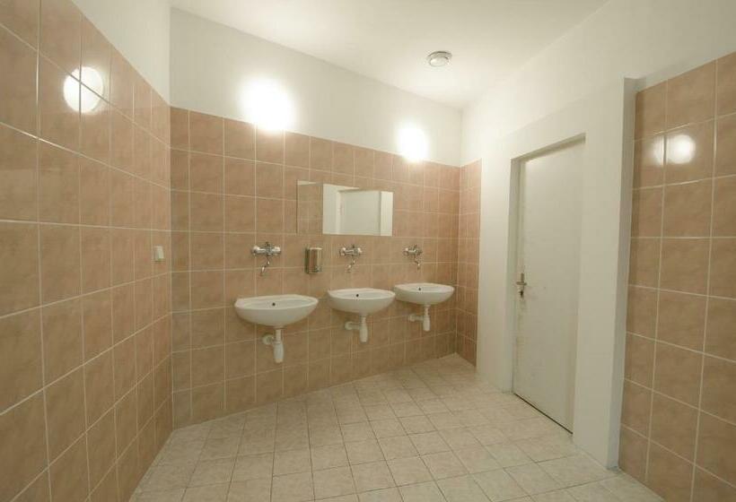 דירת שלושה חדרים, Zámek Castle Račice   Předzámčí Forecastle