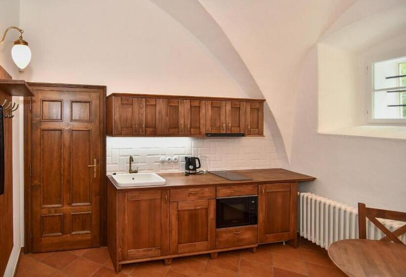 דירת חדר סופריור, Zámek Castle Račice   Předzámčí Forecastle