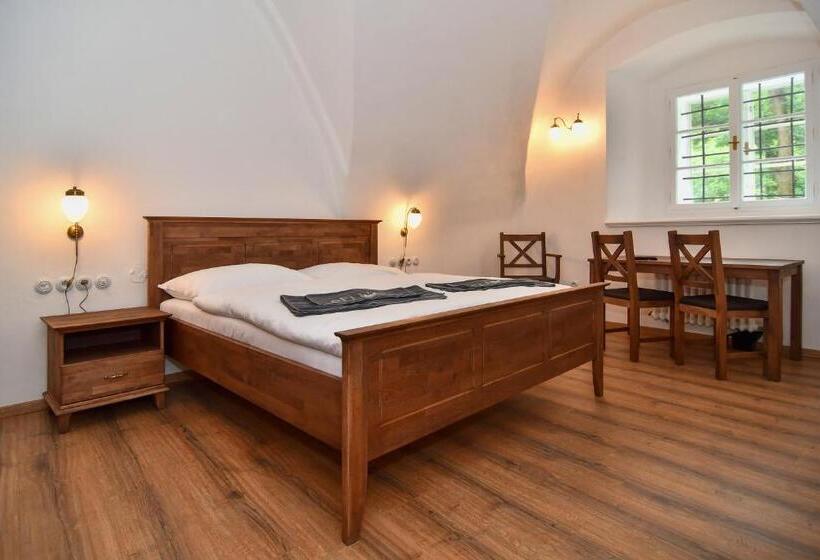 דירת חדר סופריור, Zámek Castle Račice   Předzámčí Forecastle